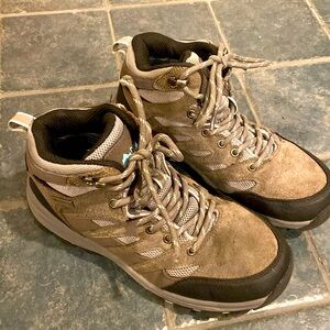 EUC! Women’s size 6.5 Denali Hiking Boots!